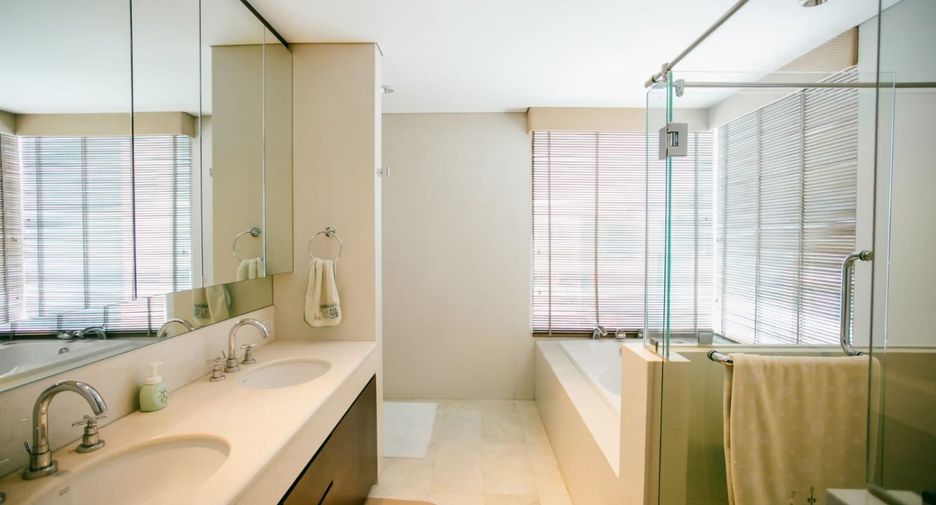 For sale 3 bedrooms condo in Khlong Toei, Bangkok