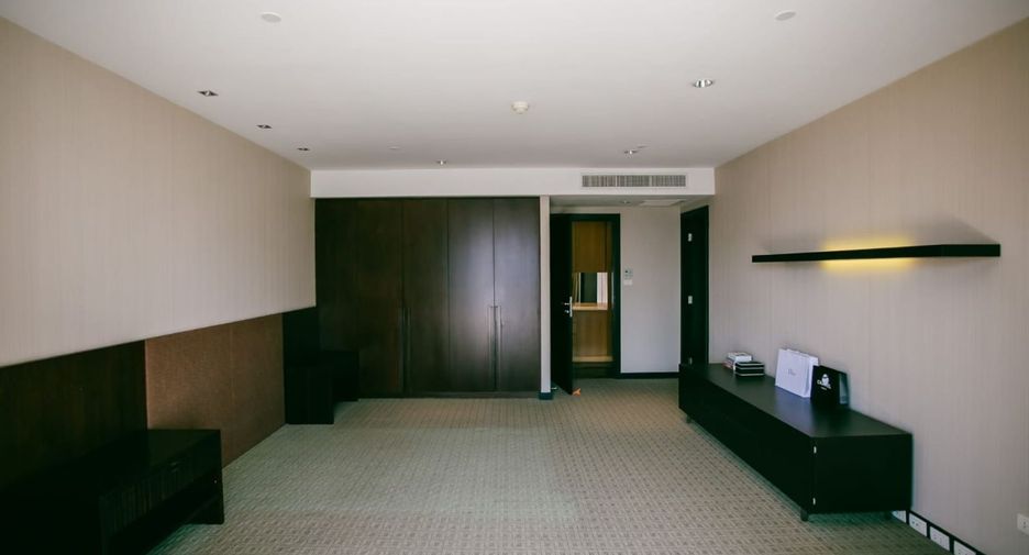 For sale 3 bedrooms condo in Khlong Toei, Bangkok