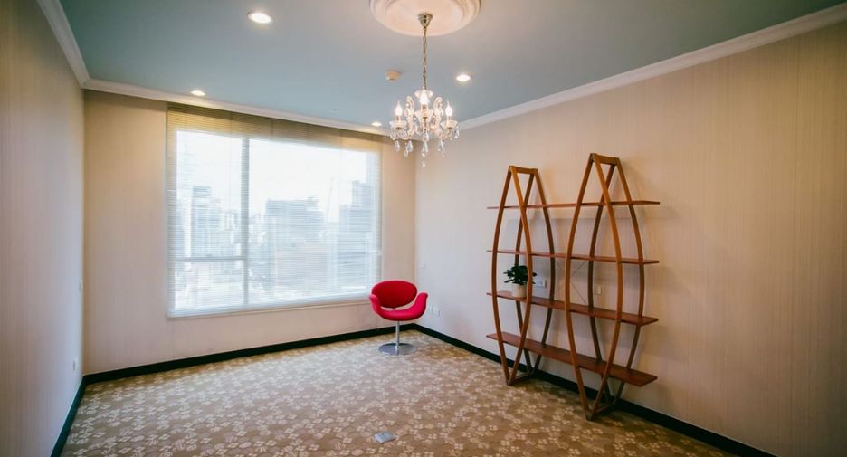 For sale 3 bedrooms condo in Khlong Toei, Bangkok