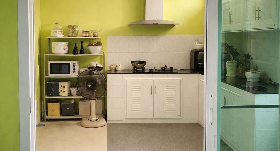 For rent 4 bedrooms house in Huai Khwang, Bangkok