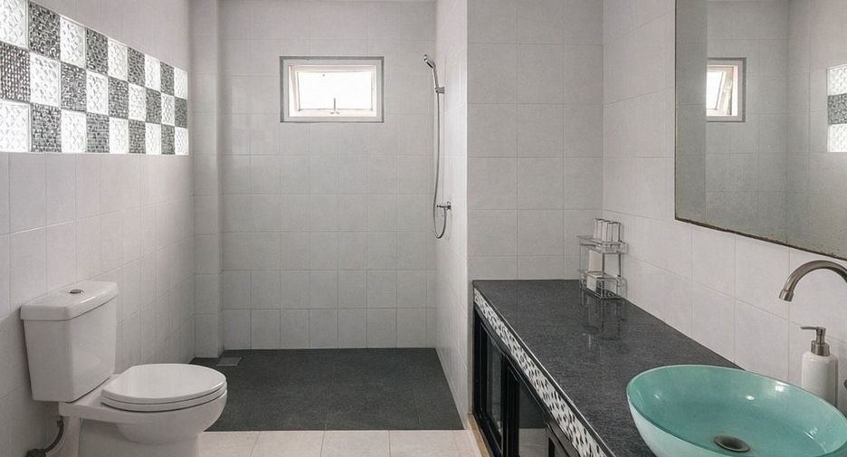 For rent 4 bedrooms house in Huai Khwang, Bangkok