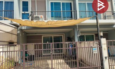 Casa adosada en venta de 3 habitaciones en Lam Luk Ka, Pathum Thani
