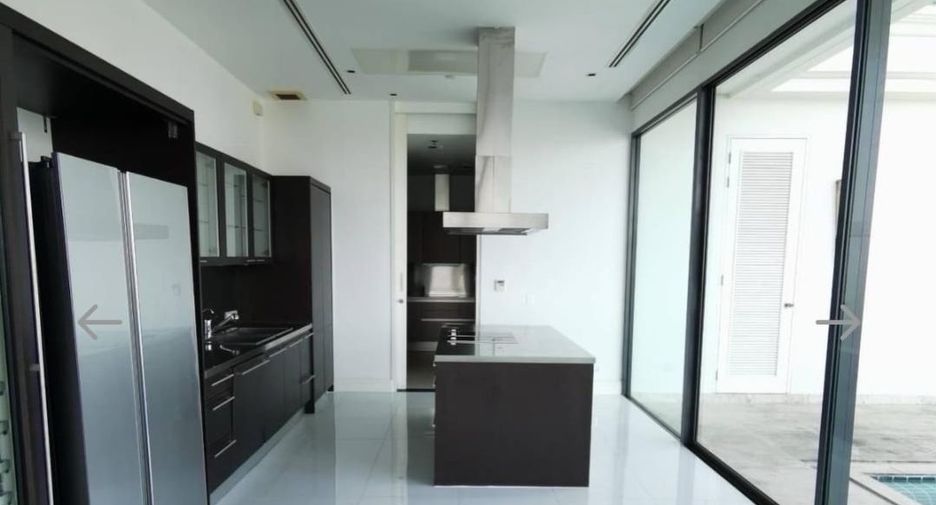 For rent 3 bedrooms condo in Watthana, Bangkok