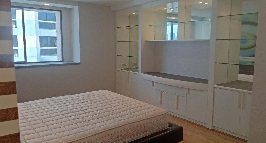 For rent 3 bedrooms condo in Khlong Toei, Bangkok