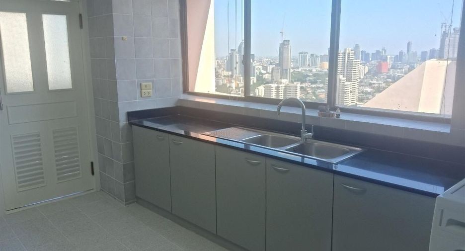 For rent 3 bedrooms condo in Khlong Toei, Bangkok