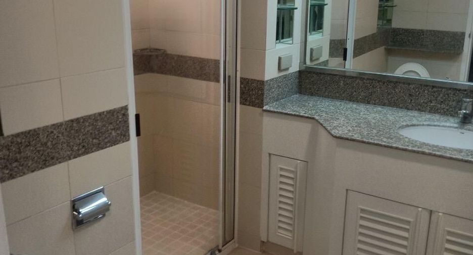 For rent 3 bedrooms condo in Khlong Toei, Bangkok