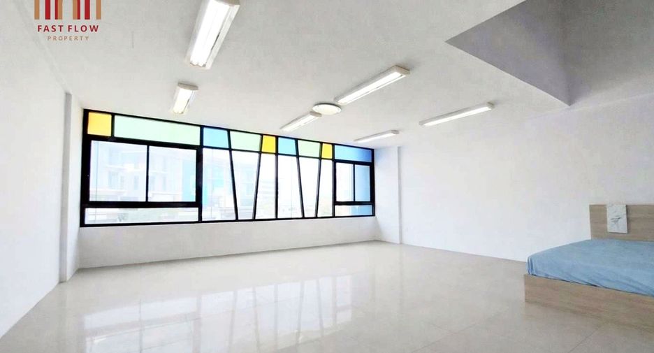 Gewerbefläche zur Miete und zum Kauf mit 4 Zimmer in Pak Kret, Nonthaburi