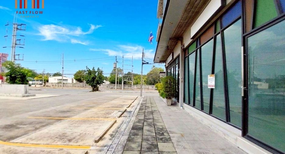 Gewerbefläche zur Miete und zum Kauf mit 4 Zimmer in Pak Kret, Nonthaburi