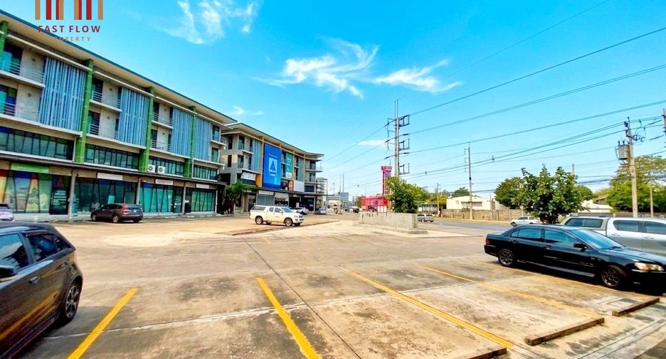 Gewerbefläche zur Miete und zum Kauf mit 4 Zimmer in Pak Kret, Nonthaburi