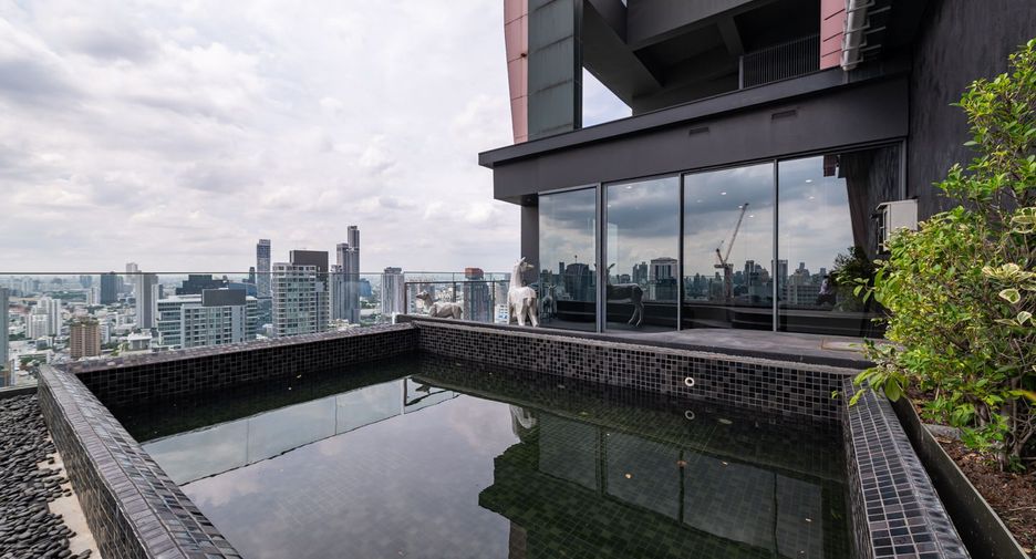 For rent 3 bedrooms condo in Khlong Toei, Bangkok