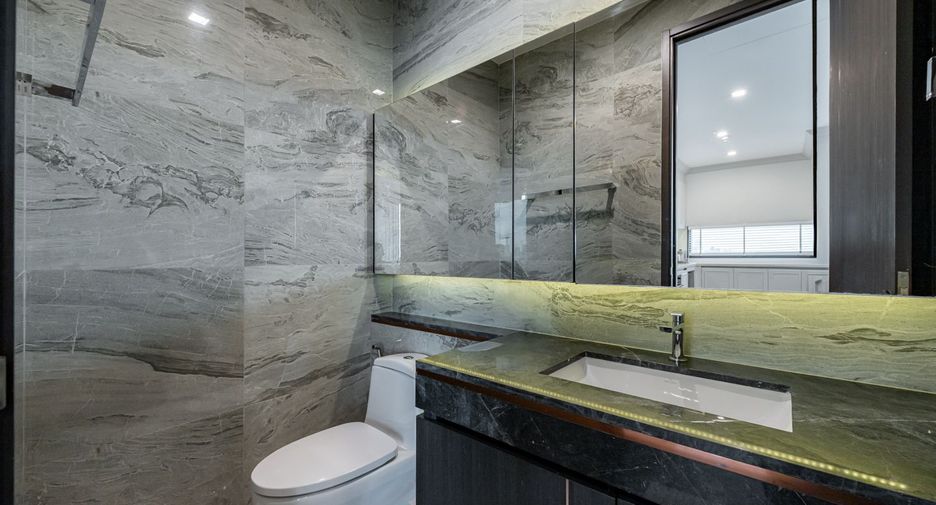 For rent 3 bedrooms condo in Khlong Toei, Bangkok