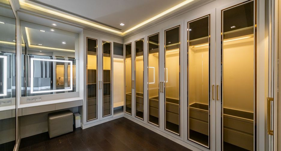 For rent 3 bedrooms condo in Khlong Toei, Bangkok