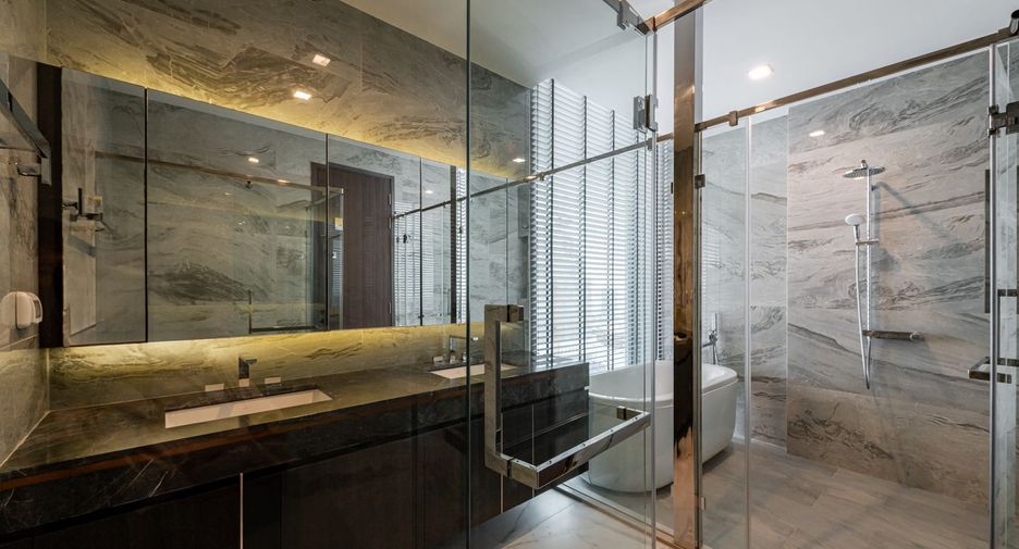 For rent 3 bedrooms condo in Khlong Toei, Bangkok