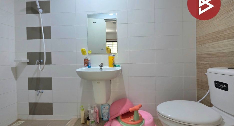 For sale 2 bedrooms townhouse in Si Racha, Chonburi