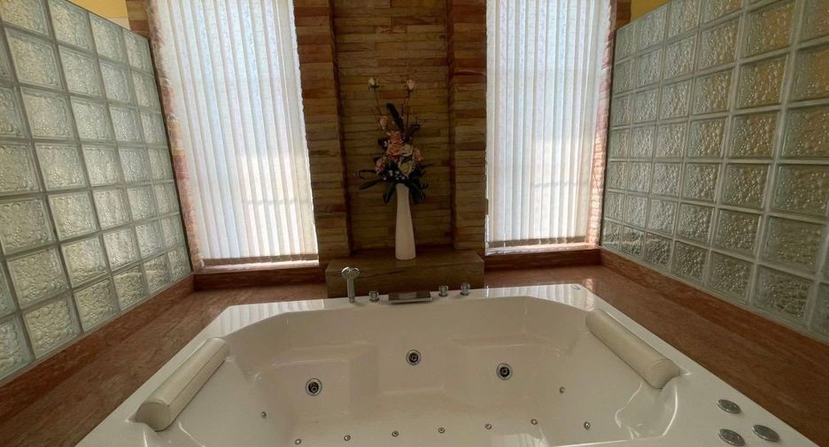 For rent 5 bedrooms villa in Bang Lamung, Chonburi