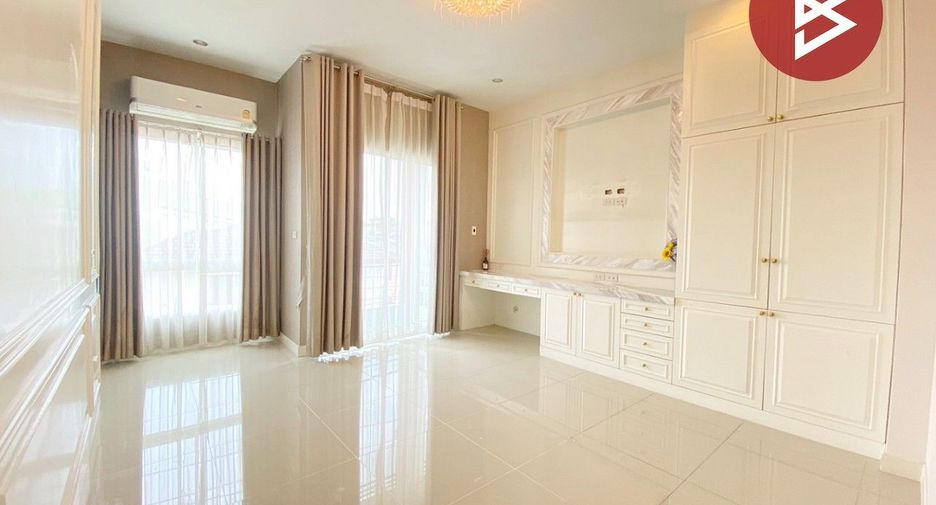 For sale 3 bedrooms townhouse in Huai Khwang, Bangkok