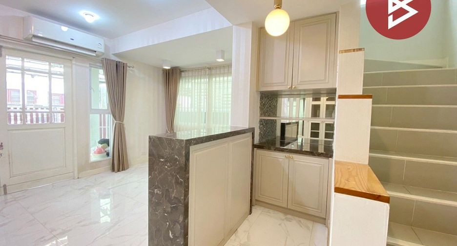 For sale 3 bedrooms townhouse in Huai Khwang, Bangkok