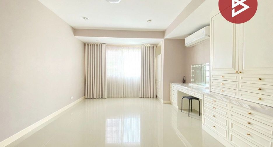 For sale 3 bedrooms townhouse in Huai Khwang, Bangkok