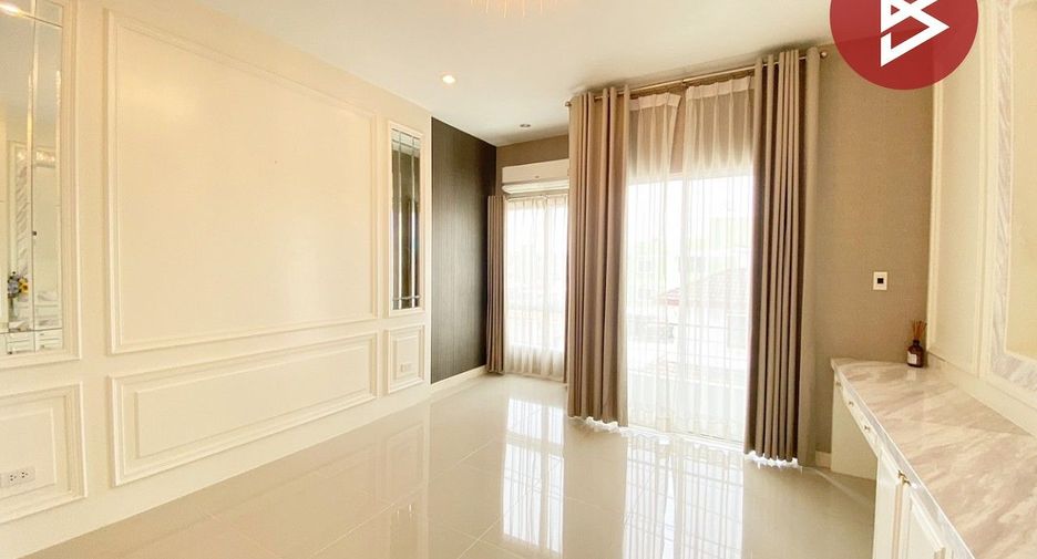 For sale 3 bedrooms townhouse in Huai Khwang, Bangkok