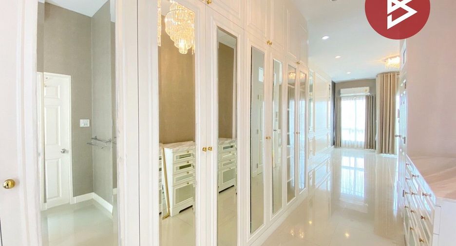 For sale 3 bedrooms townhouse in Huai Khwang, Bangkok