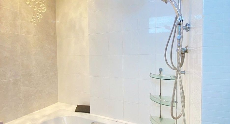 For sale 3 bedrooms townhouse in Huai Khwang, Bangkok