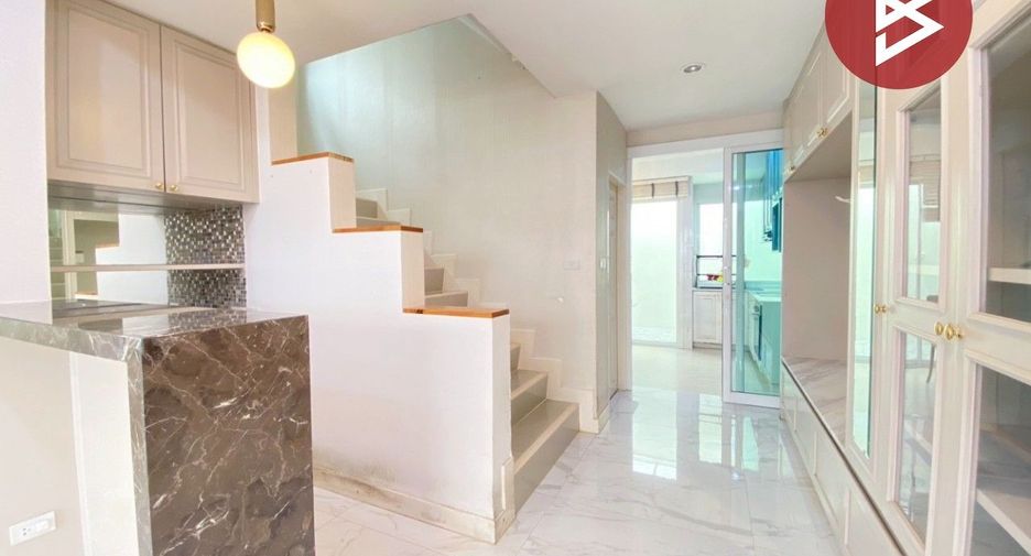 For sale 3 bedrooms townhouse in Huai Khwang, Bangkok