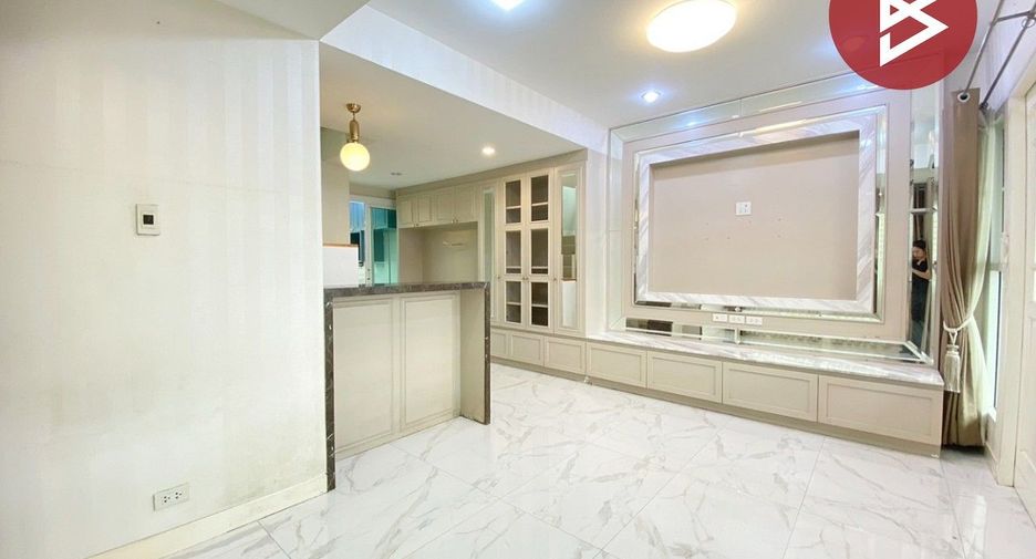 For sale 3 bedrooms townhouse in Huai Khwang, Bangkok