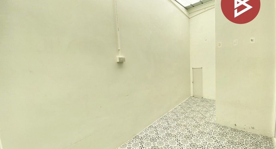 For sale 3 bedrooms townhouse in Huai Khwang, Bangkok