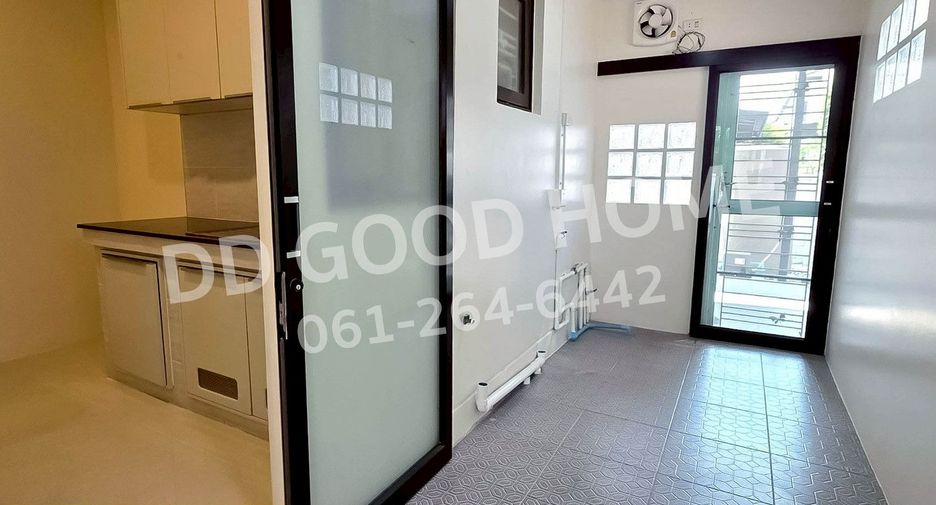 Casa en venta de 4 habitaciones en Phra Pradaeng, Samut Prakan