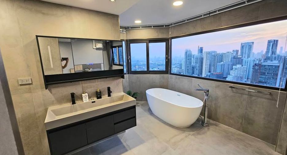 For rent そして for sale 3 ベッドルーム condo in Khlong Toei, Bangkok