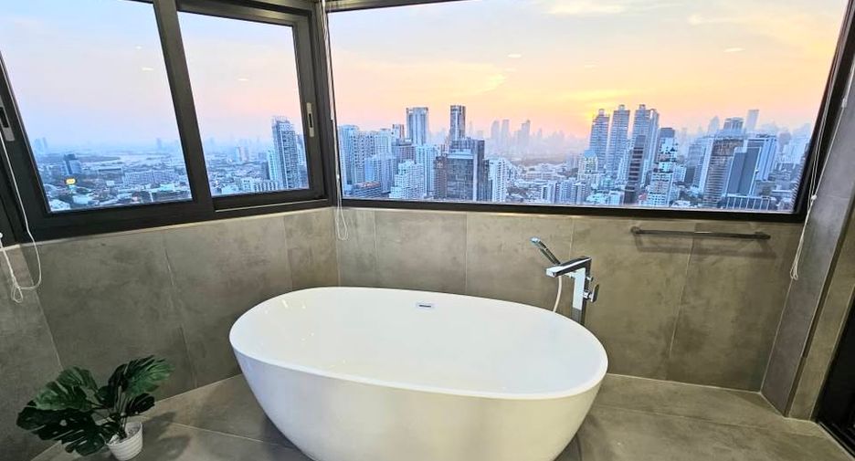For rent そして for sale 3 ベッドルーム condo in Khlong Toei, Bangkok