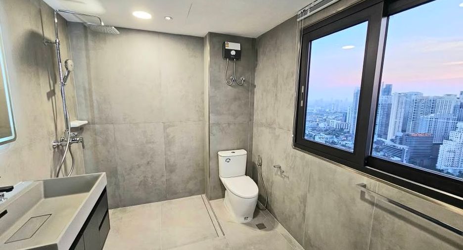 For rent そして for sale 3 ベッドルーム condo in Khlong Toei, Bangkok