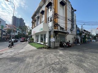 For rent 1 bed retail Space in Yan Nawa, Bangkok