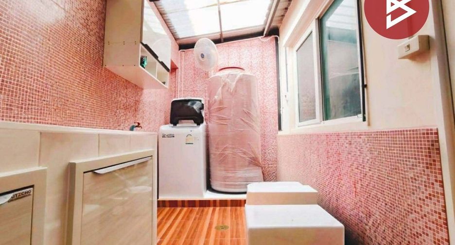 À vendre 4 chambres maison de ville à Mueang Samut Prakan, Samut Prakan
