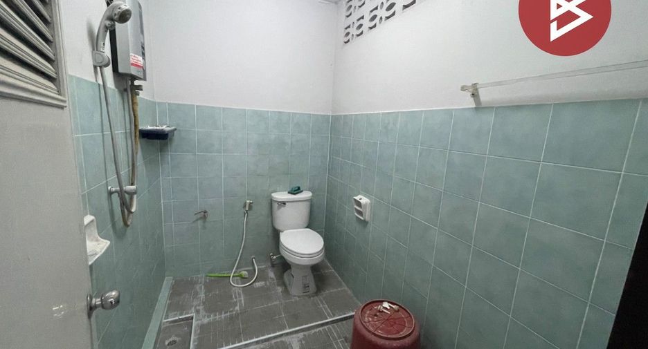 À vendre 4 chambres maison de ville à Mueang Chon Buri, Chonburi
