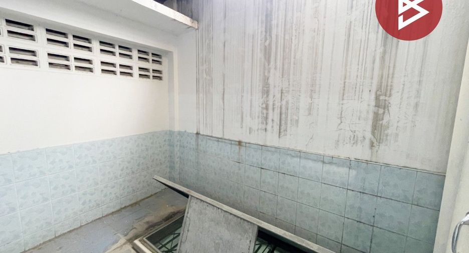 À vendre 4 chambres maison de ville à Mueang Chon Buri, Chonburi