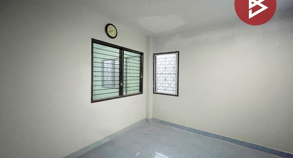 À vendre 4 chambres maison de ville à Mueang Chon Buri, Chonburi