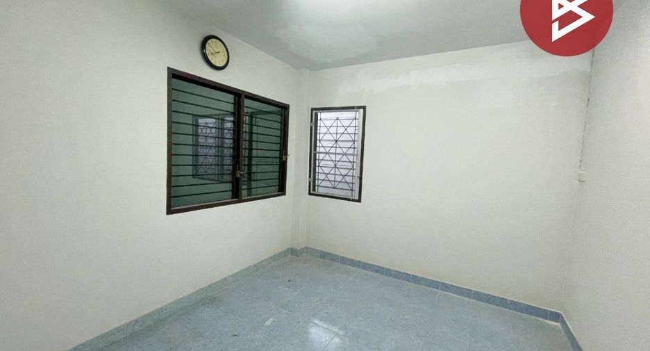 À vendre 4 chambres maison de ville à Mueang Chon Buri, Chonburi