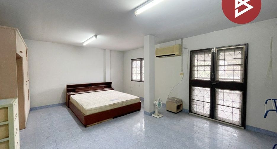 À vendre 4 chambres maison de ville à Mueang Chon Buri, Chonburi