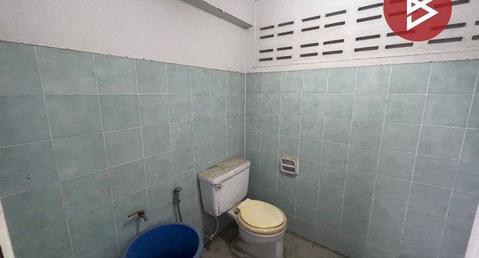 À vendre 4 chambres maison de ville à Mueang Chon Buri, Chonburi