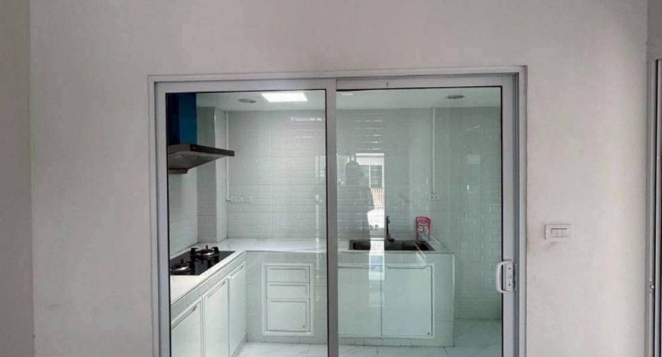 Casa adosada en venta de 3 habitaciones en Mueang Samut Sakhon, Samut Sakhon