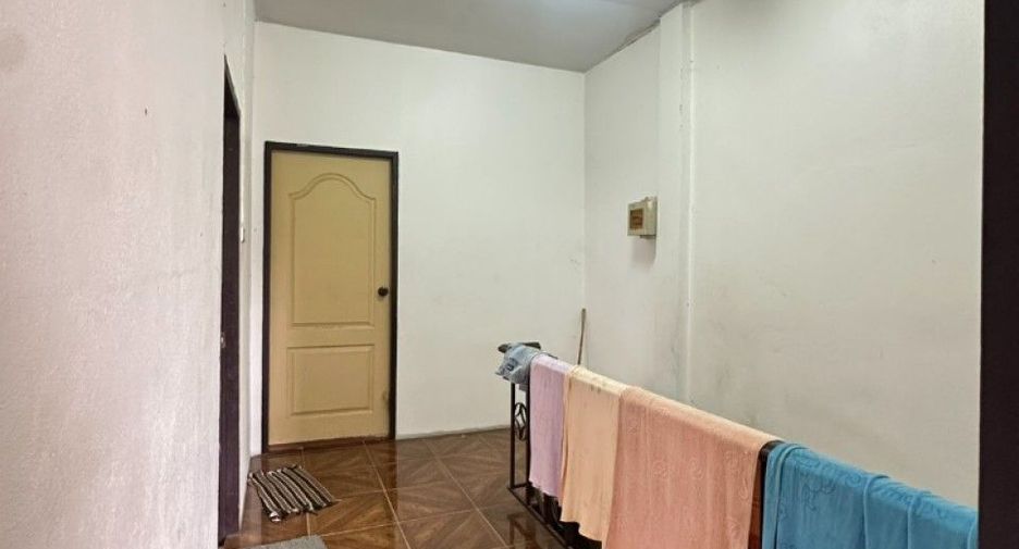 Local comercial en venta de 2 habitaciones en Si Racha, Chonburi