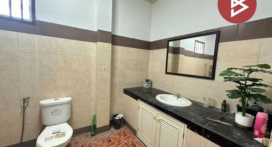 Local comercial en venta de 2 habitaciones en Si Racha, Chonburi