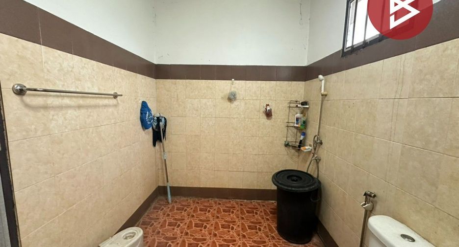 Local comercial en venta de 2 habitaciones en Si Racha, Chonburi