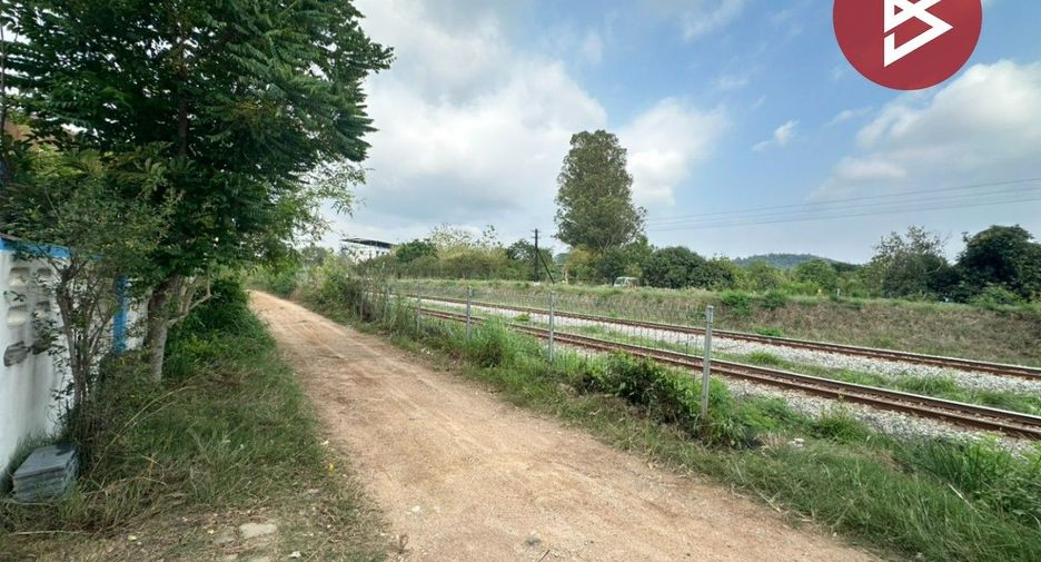 Local comercial en venta de 2 habitaciones en Si Racha, Chonburi