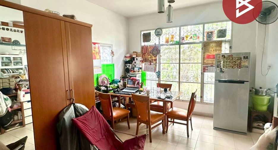 For sale 4 bedrooms townhouse in Mueang Samut Prakan, Samut Prakan
