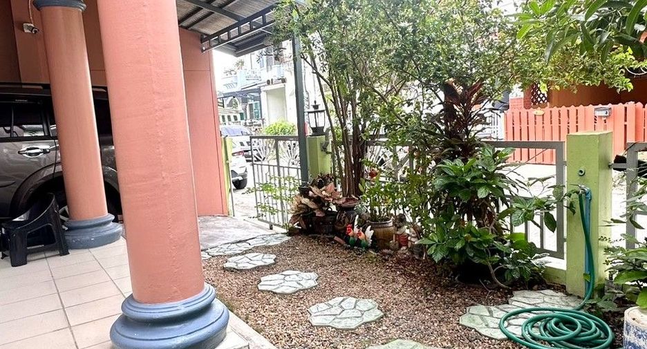 For sale 4 bedrooms townhouse in Mueang Samut Prakan, Samut Prakan