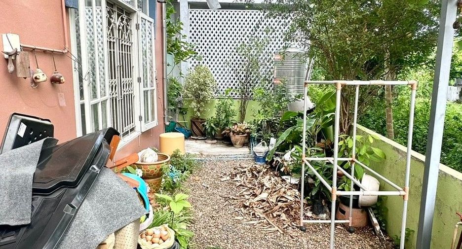 For sale 4 bedrooms townhouse in Mueang Samut Prakan, Samut Prakan