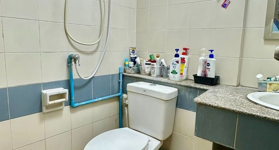 For sale 4 bedrooms townhouse in Mueang Samut Prakan, Samut Prakan