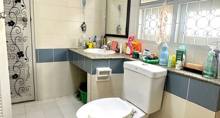 For sale 4 bedrooms townhouse in Mueang Samut Prakan, Samut Prakan